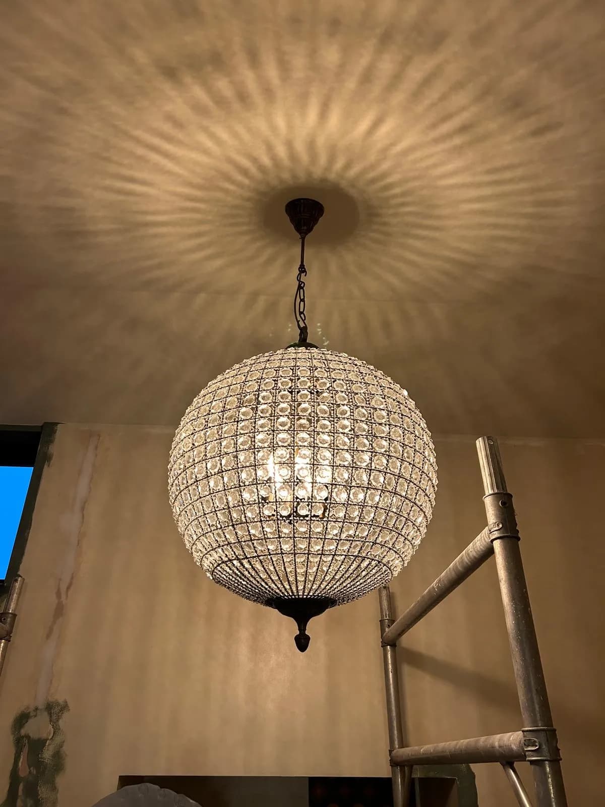 Installed pendant light fitting